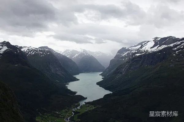 高清摄影 山间的湖泊