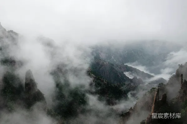 高清摄影 雾蒙蒙的山峦
