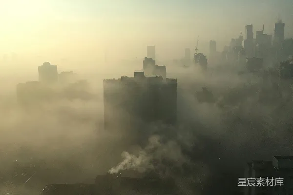 高清摄影 高楼林立的城市笼罩在雾气之中