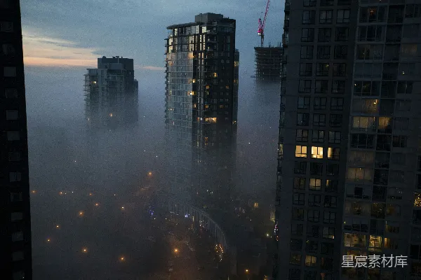 高清摄影 夜幕下的一个雾气弥漫的城市，高楼林立