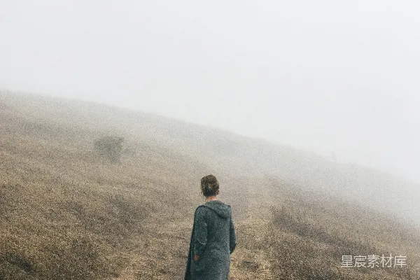 高清摄影 女人站在马路中间