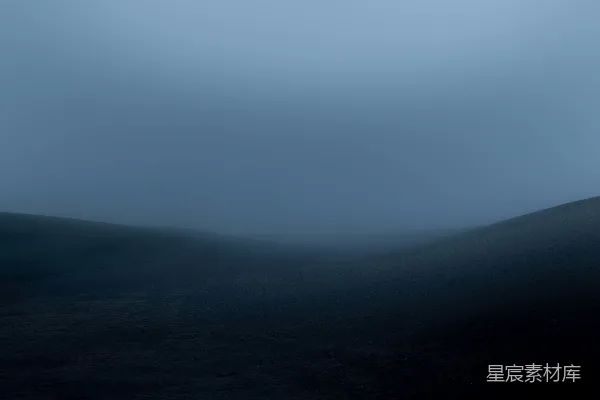 高清摄影 一幅黑白照片中的山在雾中