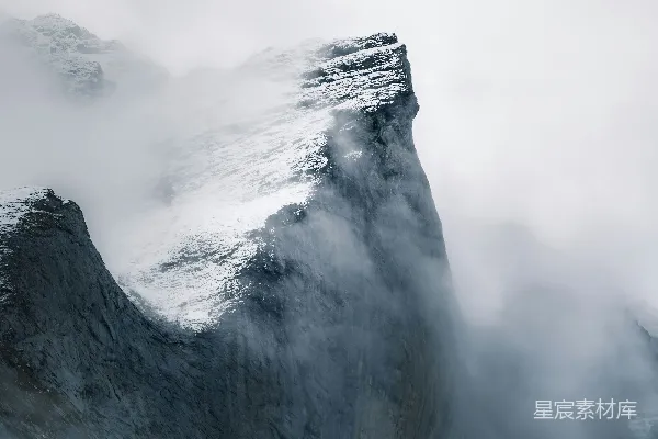 高清摄影 白云下的白山