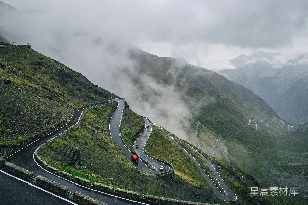 高清摄影 红车在锯齿形的道路上