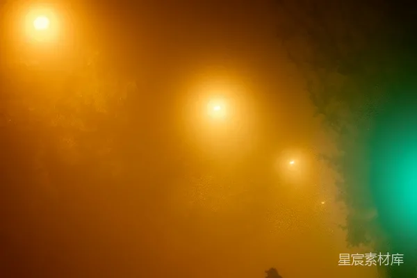 高清摄影 夜晚一个人骑自行车走在街上