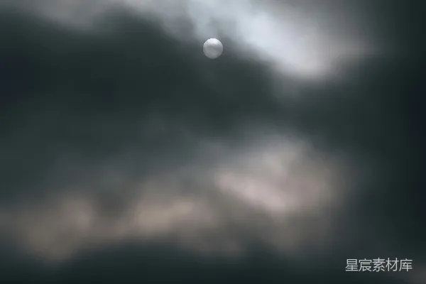 高清摄影 天空中阳光透过云层照耀着。