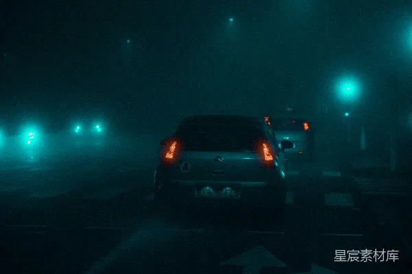 高清摄影 夜晚道路上的一辆汽车