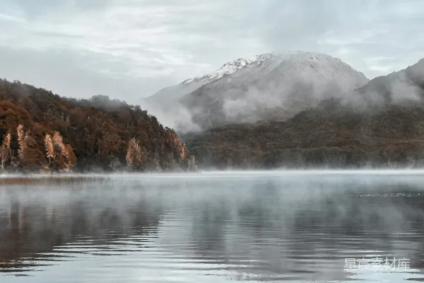 高清摄影 背景中有山的一片水域