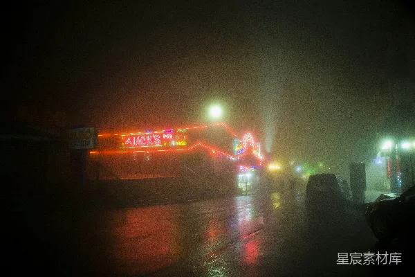 高清摄影 夜晚雨中的一条城市街道
