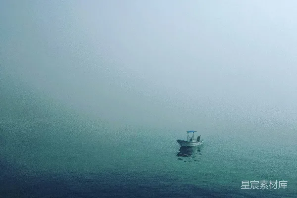 高清摄影 水中的小船
