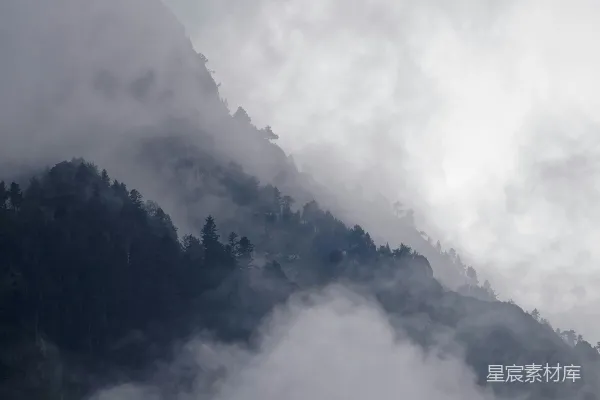 高清摄影 被雾环绕的山峦