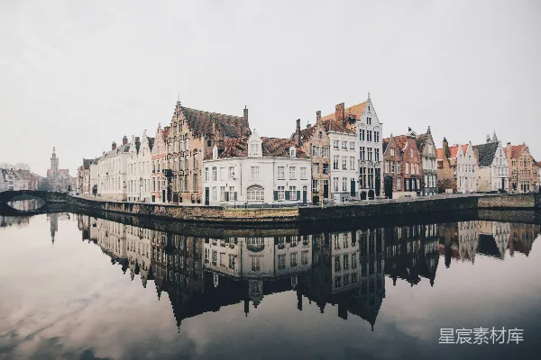 高清摄影 靠近水域的白色和棕色混凝土建筑