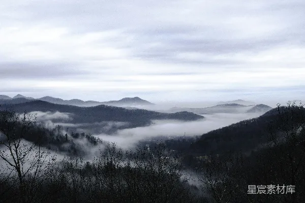 高清摄影 雾笼罩下的山景