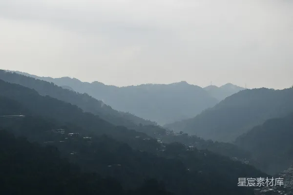 高清摄影 山峦迷蒙之中有一座小村庄隐匿其下。