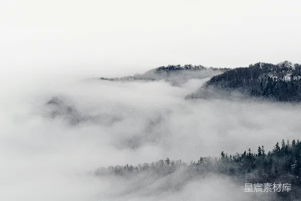 高清摄影 笼罩在薄雾和低云之中的山峦