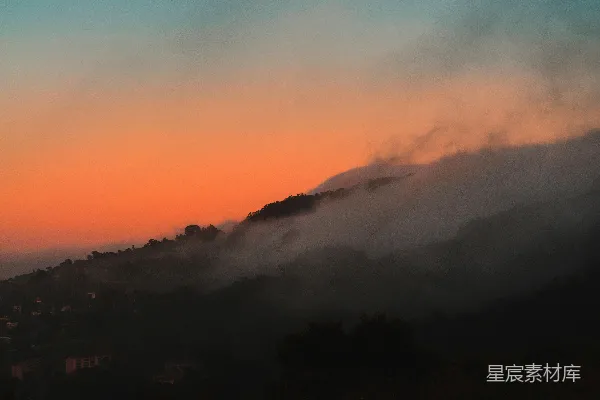 高清摄影 山间被雾覆盖的鸟瞰视图