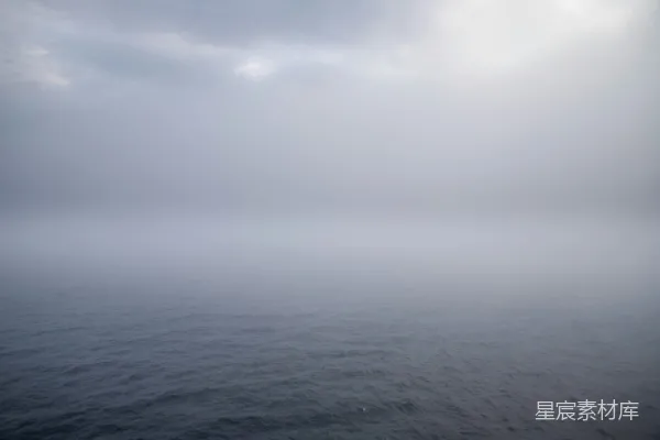 高清摄影 雾蒙蒙的海天：一幅阴郁而简约的画面。