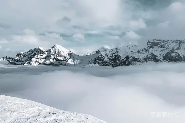 高清摄影 白天雪覆盖的山在阴云中