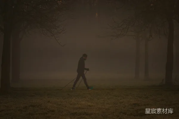 高清摄影 夕阳下站立在草场上的男身影像