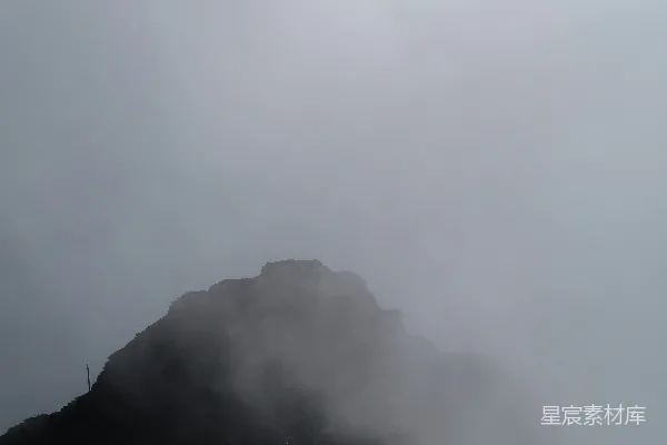 高清摄影 雾蒙蒙的山在阴云密布的一天里