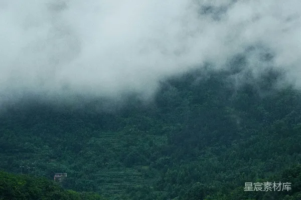 高清摄影 云雾覆盖的山峦景色