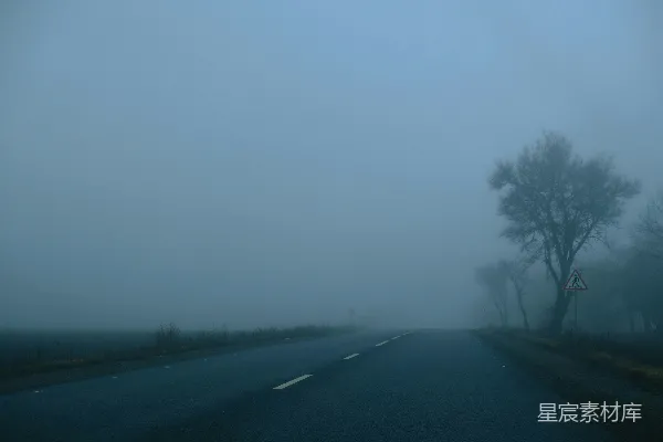 高清摄影 远处有一条雾气弥漫的小路