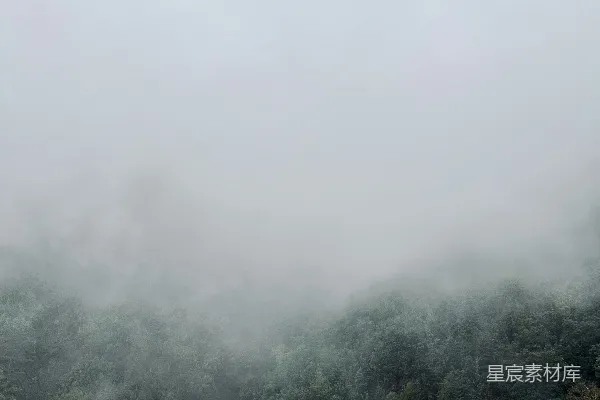 高清摄影 笼罩在雾和低垂云层中的山峦
