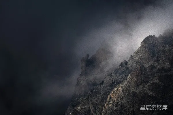 高清摄影 一座矗立在暗天背景之中的高山。