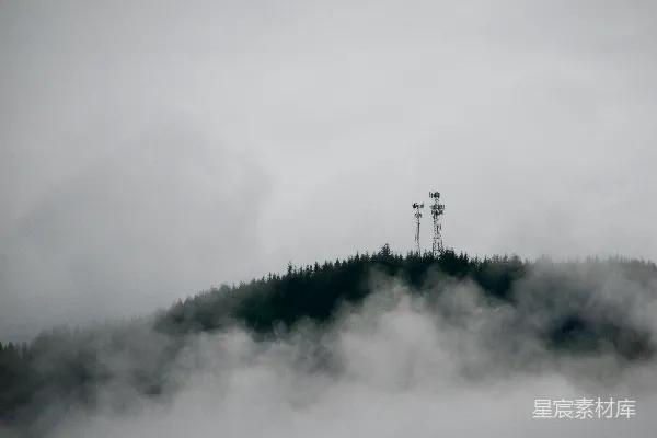 高清摄影 远处有一座山峦，山顶立着一座收音机塔。