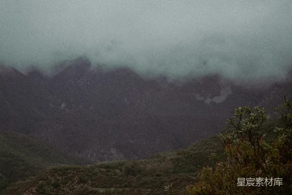 高清摄影 云海中的山脉美景