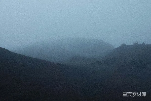 高清摄影 雾蒙蒙的山景