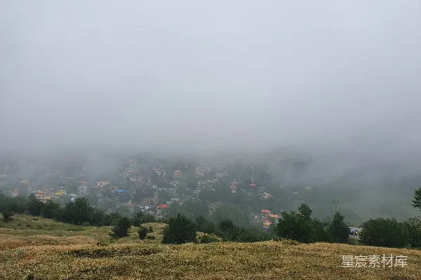 高清摄影 城市中的草原在白天