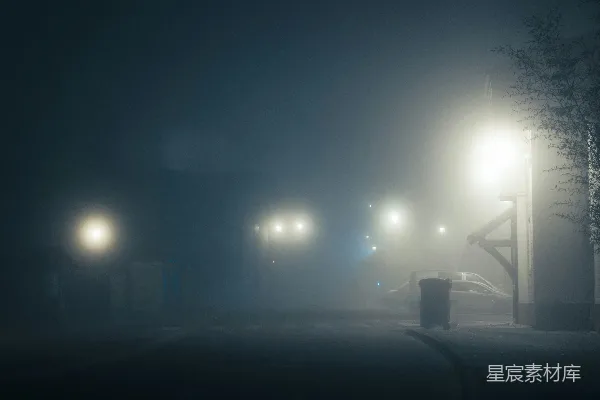 高清摄影 白街的路灯在夜间亮起。