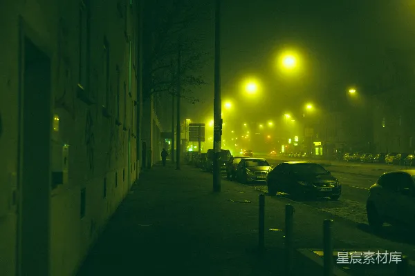 高清摄影 夜晚的城市街道，车停在路边。
