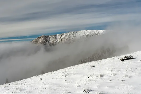高清摄影 雪中的山峦与云朵