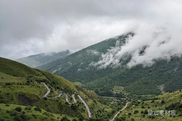 高清摄影 一条河穿过其中的山谷