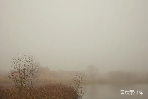 高清摄影 雾蒙蒙的水面和模糊的景色。