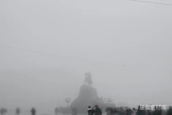 高清摄影 灰度摄影中人们在雾气缭绕的区域漫步