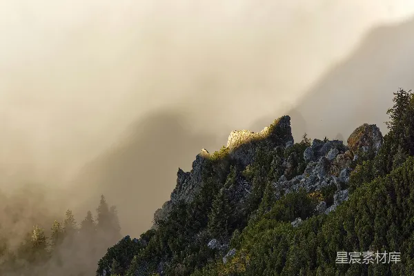 高清摄影 山旁有树的雾气笼罩着的一座山峰