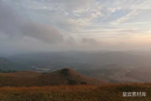 高清摄影 有雾的草地小丘