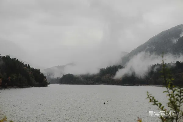 高清摄影 湖边有树木和山峰的背景。