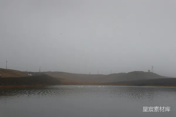 高清摄影 背景中有座山的水域