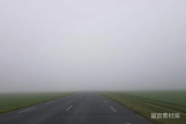 高清摄影 空旷的道路两旁是草地