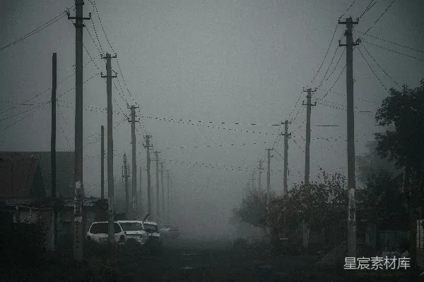 高清摄影 雾天路上的一辆白色汽车