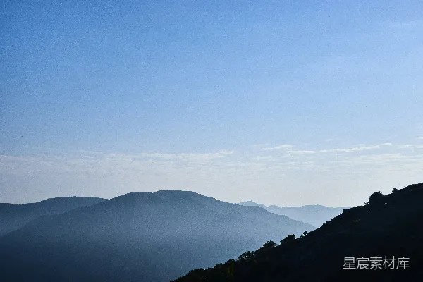 高清摄影 蓝天白云下的绿山在白天