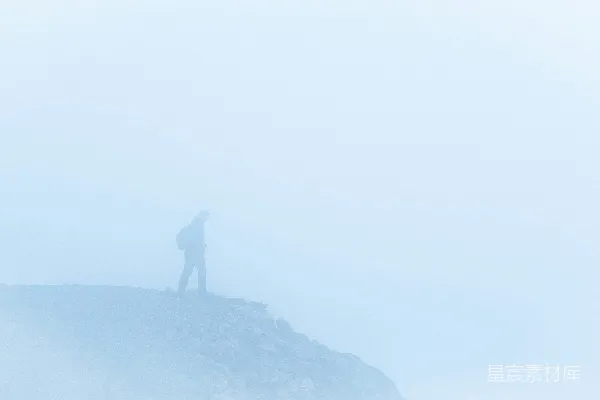 高清摄影 一个在雾中悬崖上的男人
