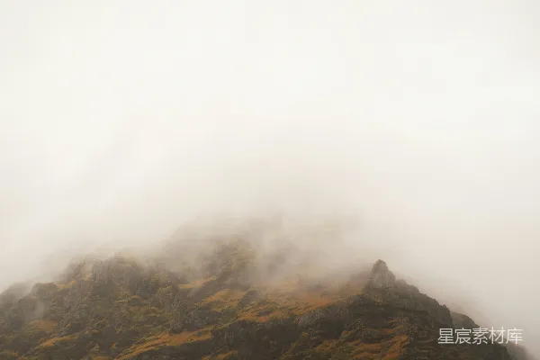 高清摄影 一座非常高的山被雾和云覆盖着。