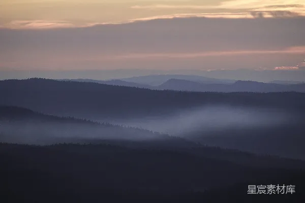 高清摄影 远处山峦间的雾气 valleys弥漫着远处的山峦，在一片迷蒙之中