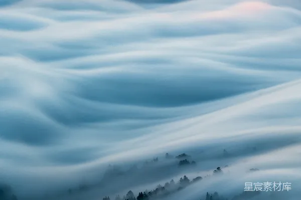 高清摄影 一幅雾气缭绕的风景画