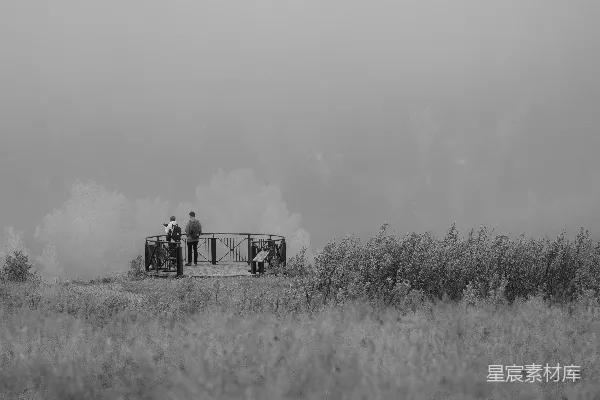 高清摄影 几个男人站在一条土路上
